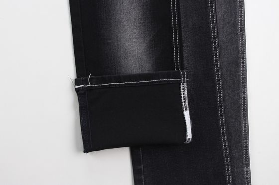 Kain denim yang ditenun di belakang hitam