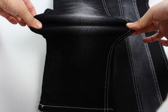 Kain denim yang ditenun di belakang hitam